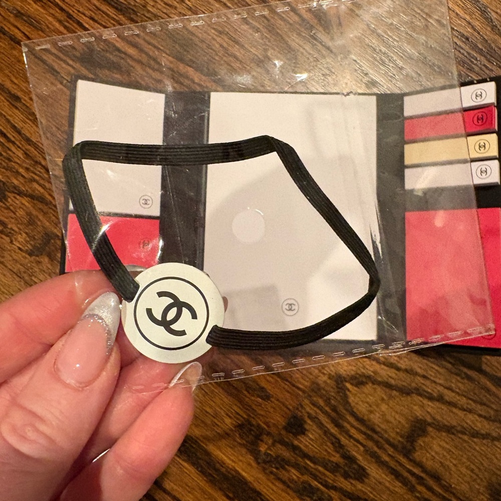 BN Chanel LA Collection Black, White and Red Stationery Set - Picture 2 of 6